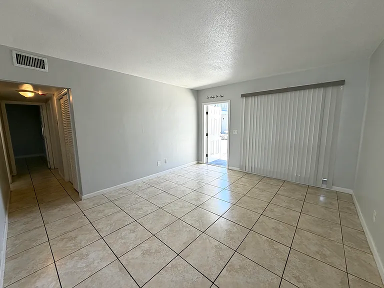 915 NE 8th St #104 — Photo 5