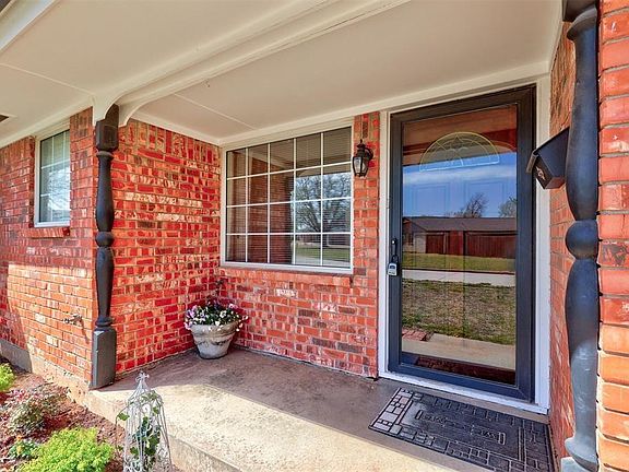 3rd image of 302 Tanglewood Dr