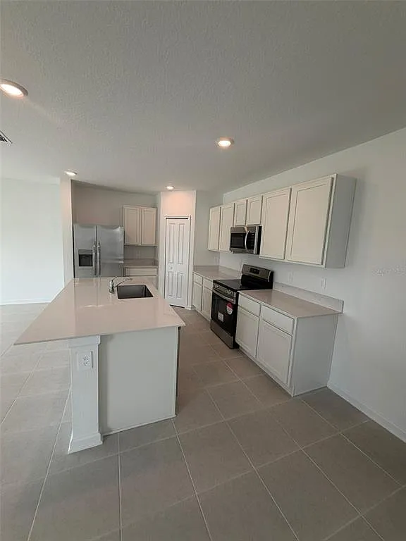 4 bed, 3.5 bath, 2400 sqft, $2,000 — Photo 4