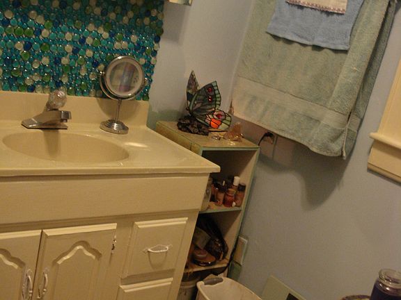 Half of bathroom w tub and s