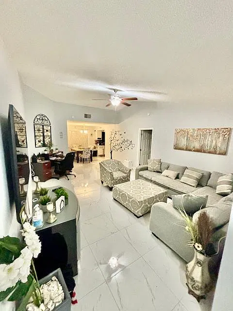 3 bed, 1228 sqft, $2,300 — Photo 3
