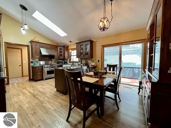 4th image of 374 Thousand Oaks Dr