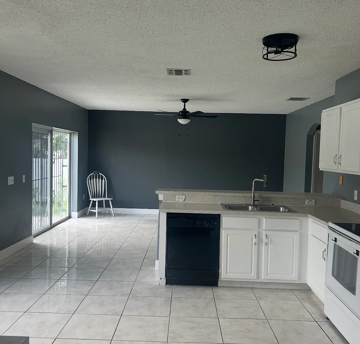 4 bed, 2.5 bath, 2162 sqft, $2,100 — Photo 4