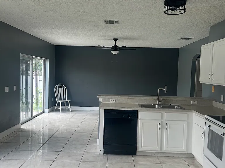 940 Gascony Ct — Photo 4