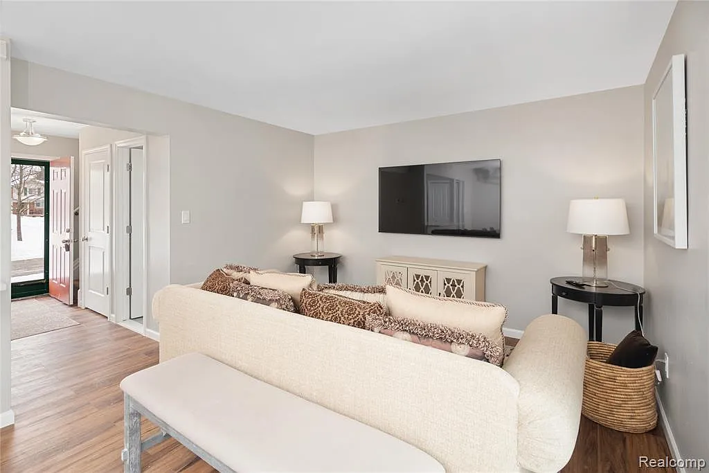 3 bed, 1.5 bath, 1217 sqft, $2,950 — Photo 4