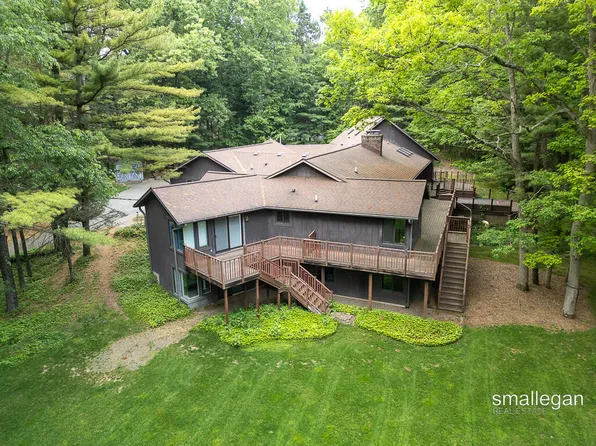 550 Greentree Ln NE, Ada, MI 49301