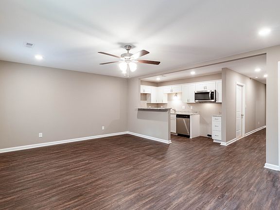 4th image of 135 Country Ln #903