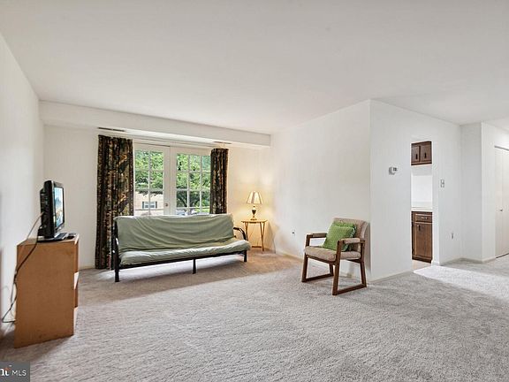 5th image of 5929 Quantrell Ave