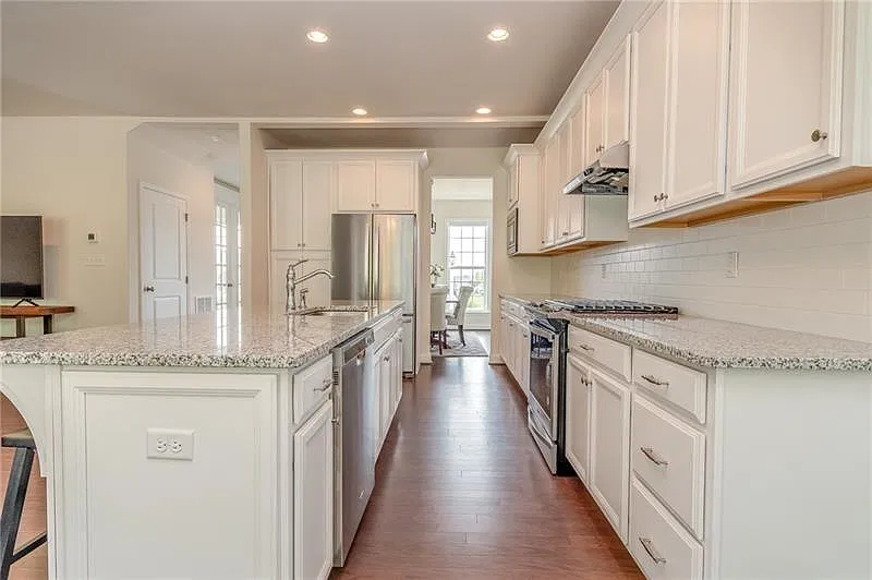 4 bed, 3.5 bath, 2436 sqft, $4,500 — Photo 3