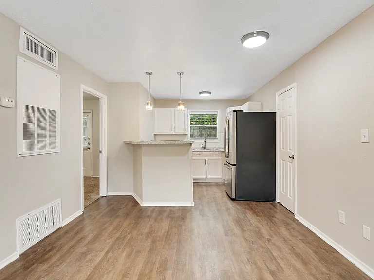 Broadmoor Apartments — Photo 27