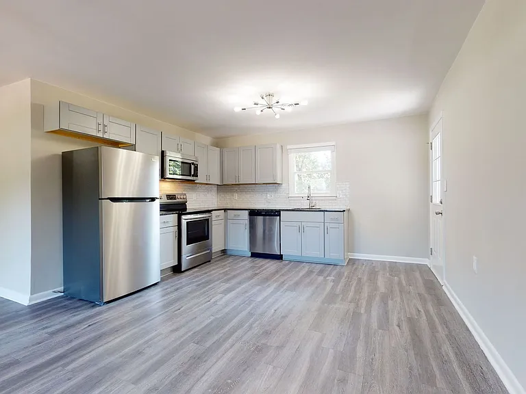 1806 Midwood Dr — Photo 3