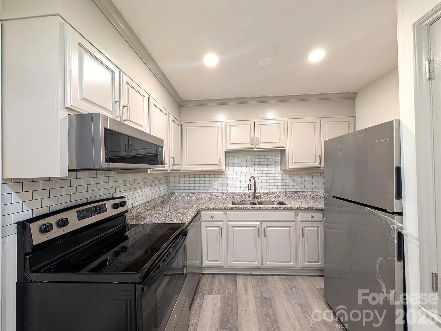 2 bed, 1.5 bath, 952 sqft, $1,350 — Photo 2