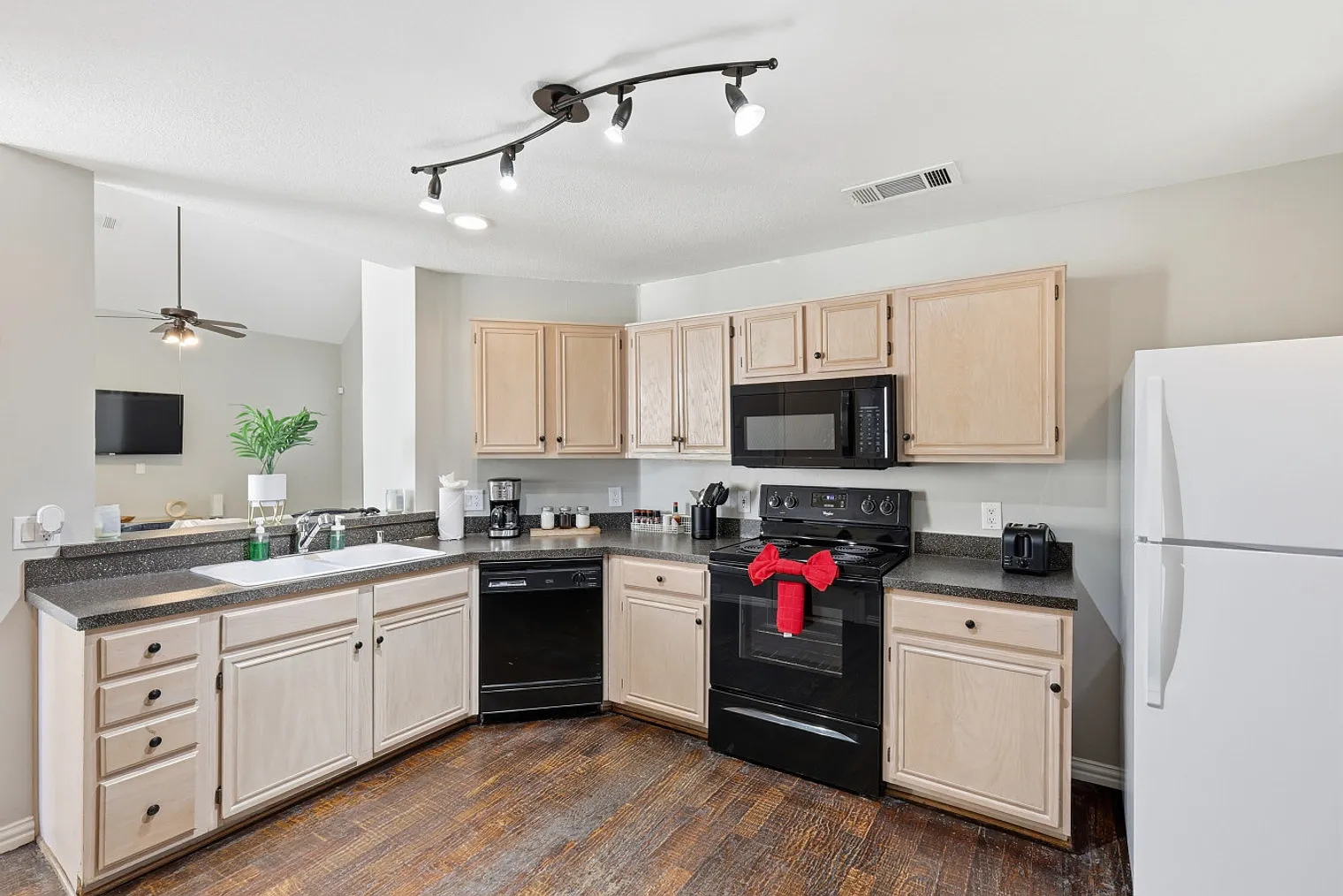 3 bed, 3.0 bath, 19288 sqft, $7,207 — Photo 4