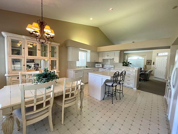 3rd image of 2636 E Plymouth Way