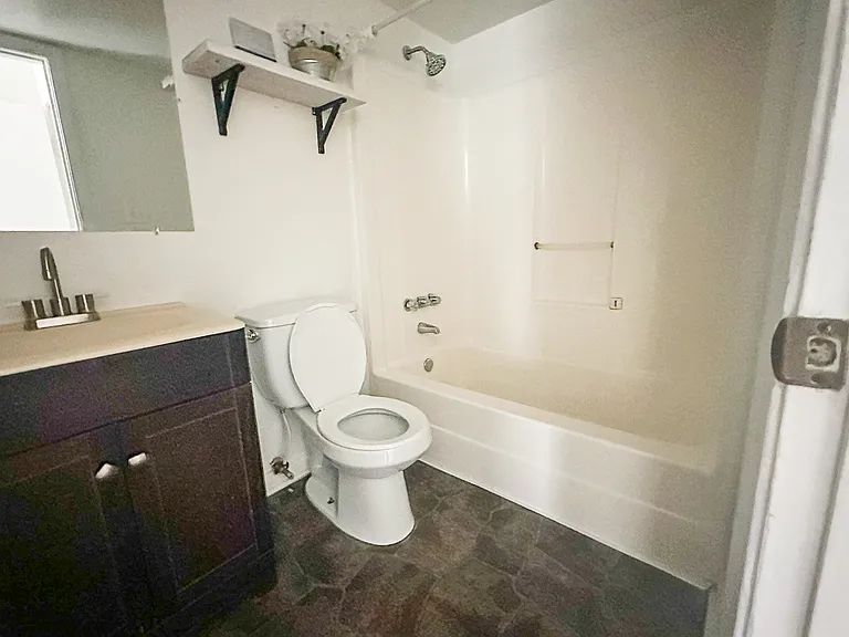 1530 W 40th St — Photo 11