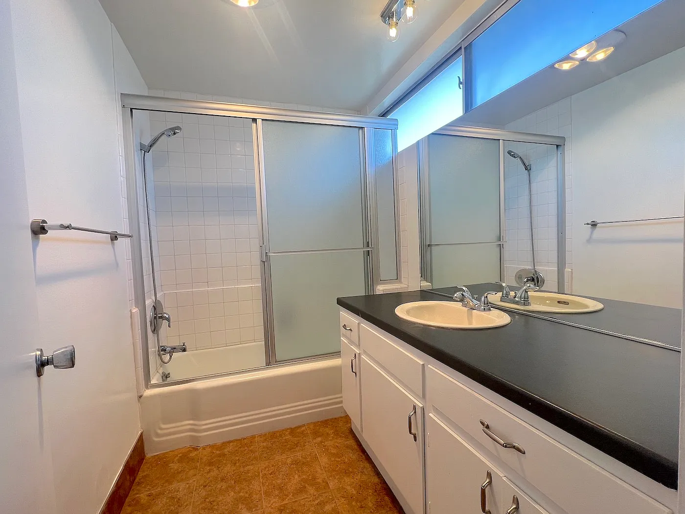 2 bed, 1100 sqft, $2,680 — Photo 3