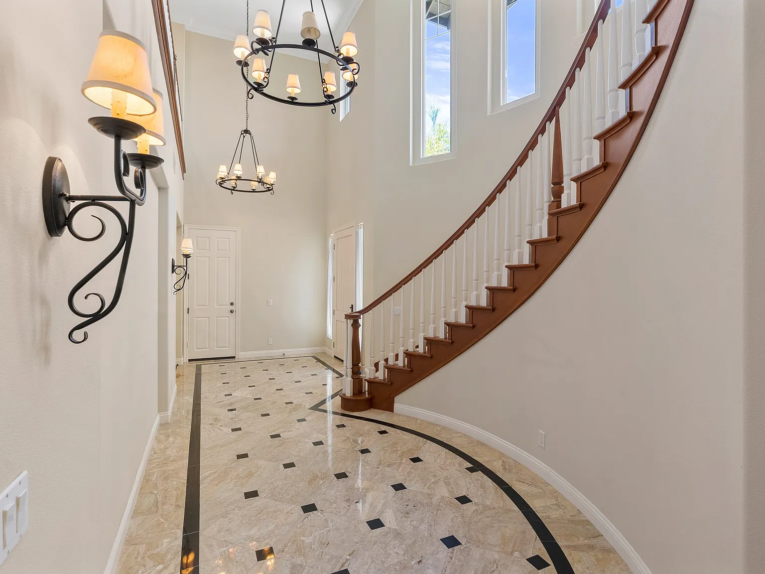 5 bed, 5.5 bath, 4282 sqft, $9,800 — Photo 4