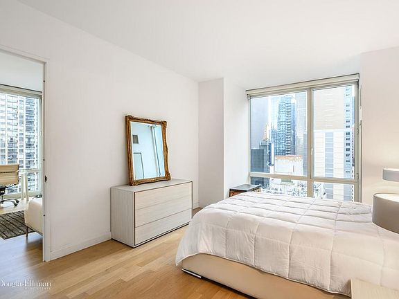 4th image of 247 W 46th St APT 2506