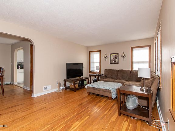 4th image of 1139 Michigan Ave E