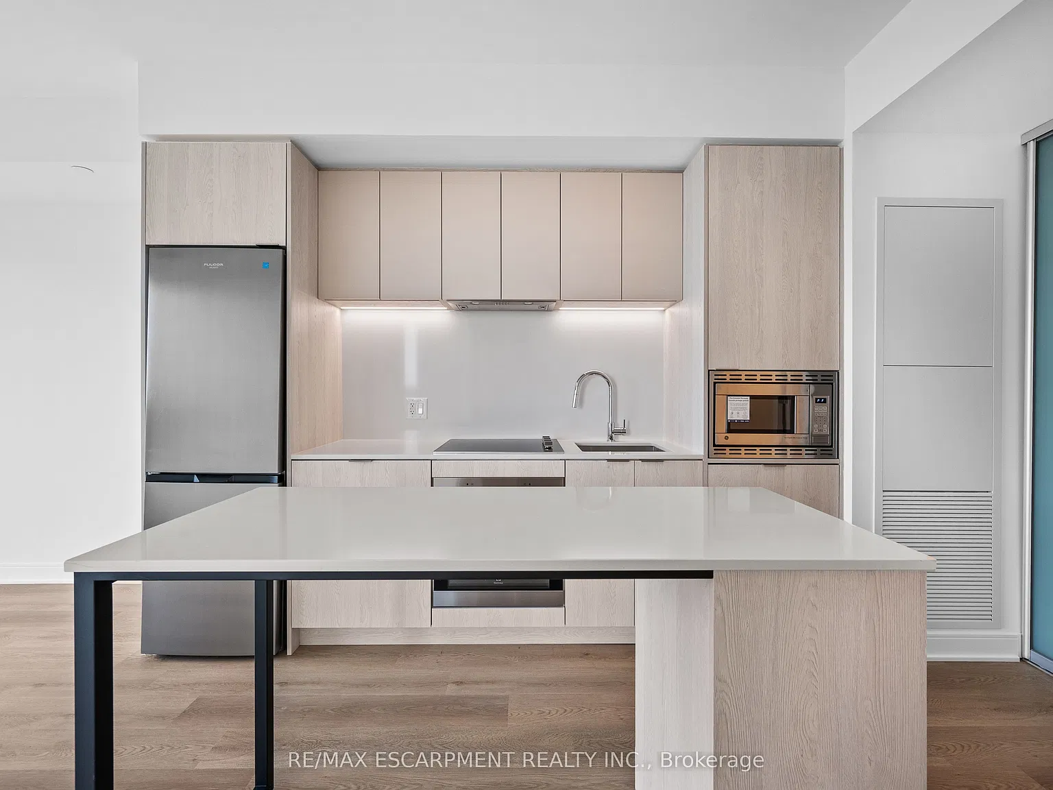 86 Dundas St E — Photo 3