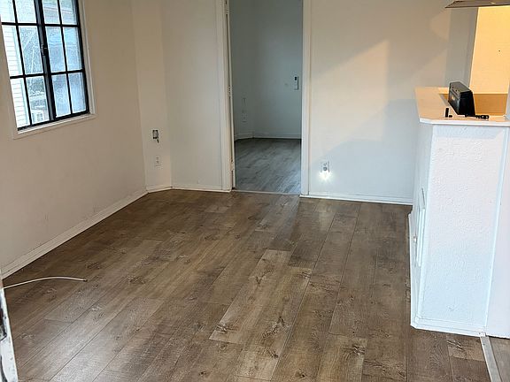 3rd image of 211 W 11th Ave