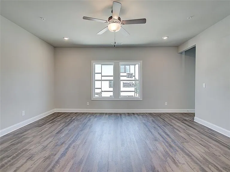 1095 Knoxboro Ln — Photo 17