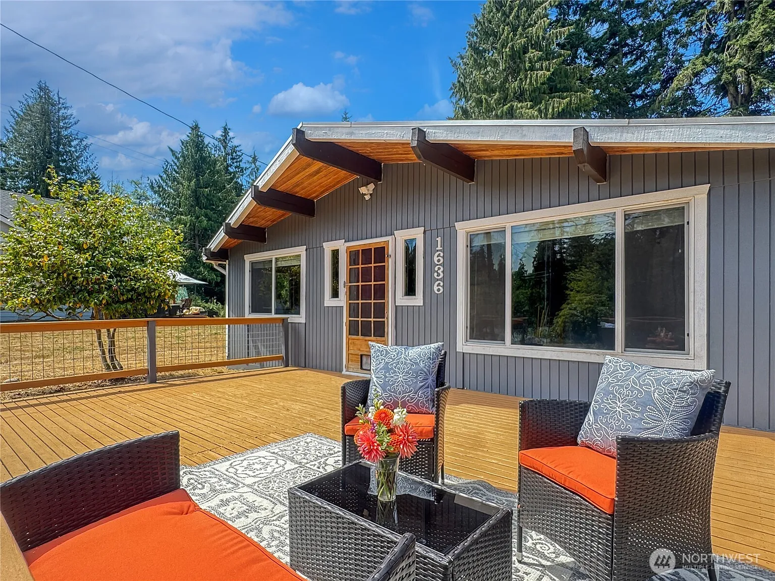 1636 Hemlock Drive photo 1