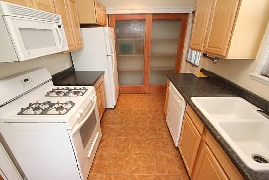 5th image of 8921 Yolanda Ave
