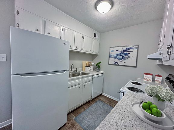 4th image of 2000 Dutch Valley Dr #9