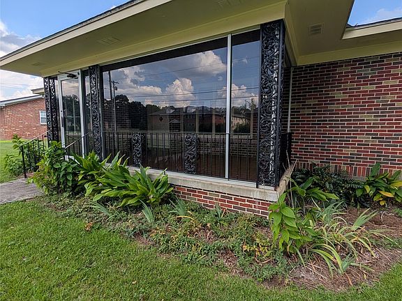 4th image of 406 E Stewart Ave
