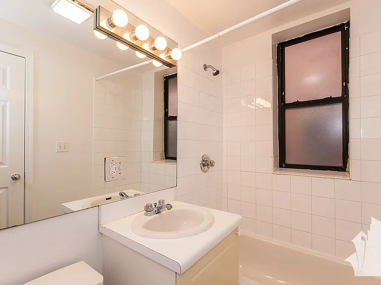 921 W Dakin St #402 — Photo 14