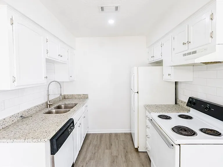 1202 Airline Dr — Photo 4