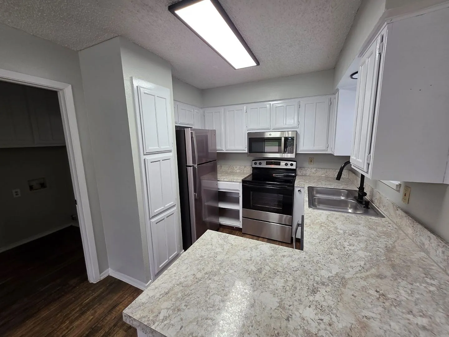 3-Bedroom, 2 Bath Single Family for Rent in Fort Worth, TX | Attached Garage & Modern Kitchen — Photo 4