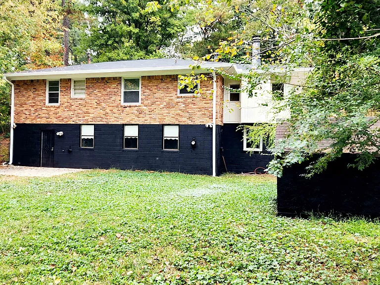 1808 Meadowglades Dr — Photo 2