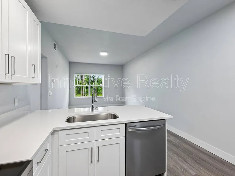 Las Palmas Apartments — Photo 22