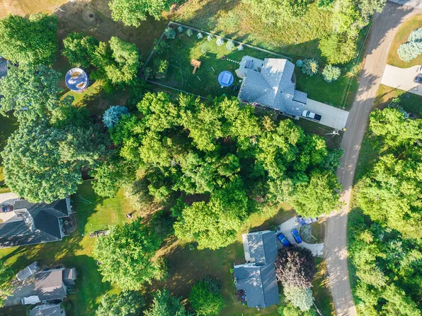 109 Brooks Dr, Brooklyn, MI 49230