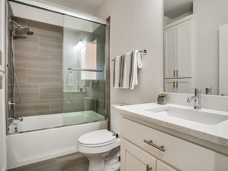 2452 Thatcher Dr — Photo 21