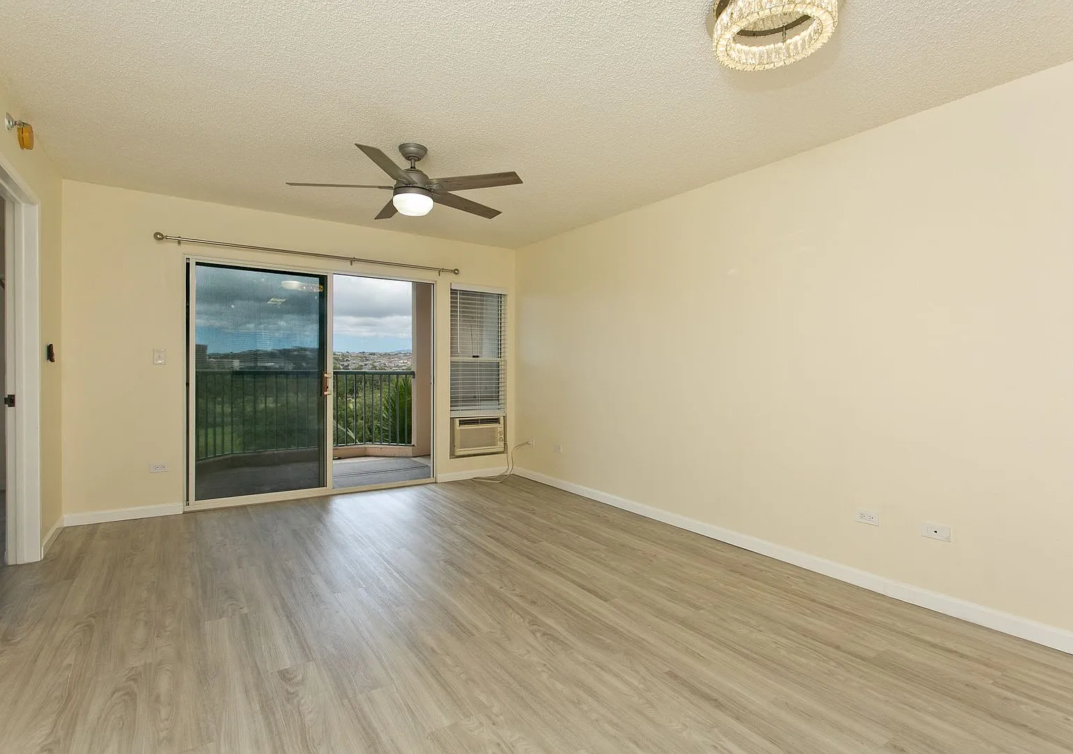 Beautiful Upgraded 2 Bed 2 Ba 2 Parking Unit In Salt Lake — Photo 2