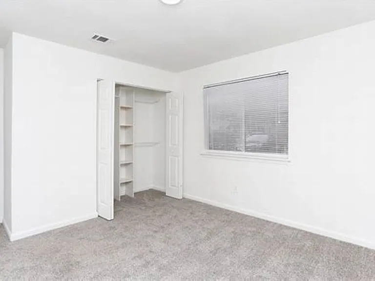 Hickory Plantation Apartments — Photo 6