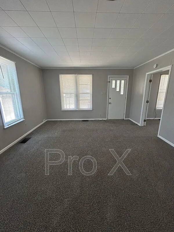 3 bed, 1.0 bath, $1,000 — Photo 2