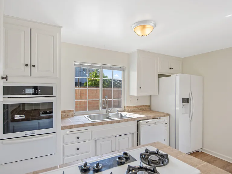 2087 Rhoda St — Photo 4
