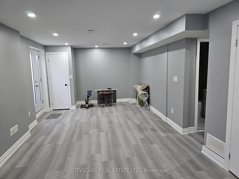 306 Bessborough Dr — Photo 4