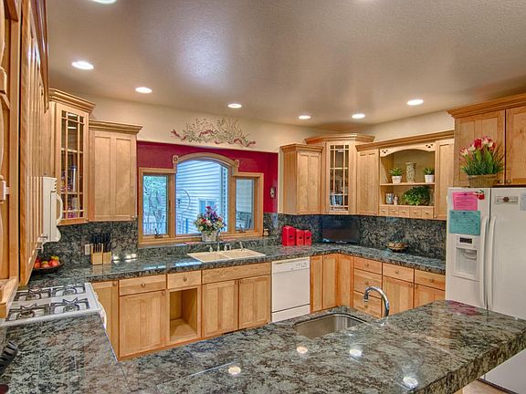 Kitchen with breakfast bar