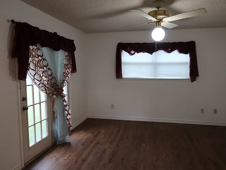 101 Travis Ln — Photo 7