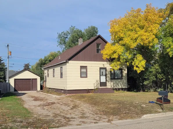 806 12th Ave SE, Jamestown, ND 58401