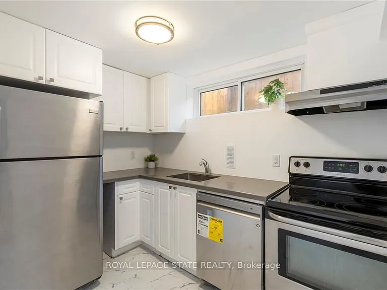 7 Purdy Cres #2 — Photo 9