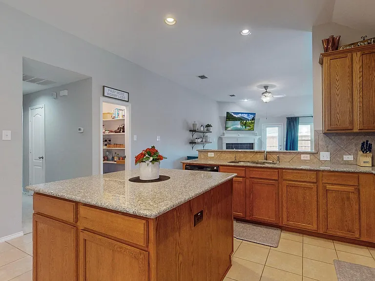 9412 Caliente Dr — Photo 15