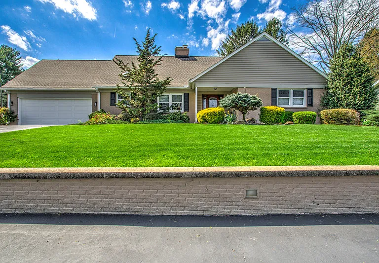1827 Larchmont Ln — Photo 2