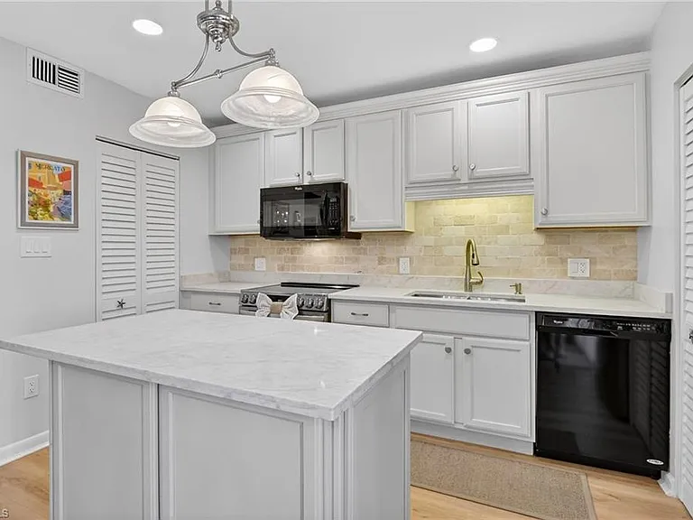 788 Park Shore Dr #B22 — Photo 9