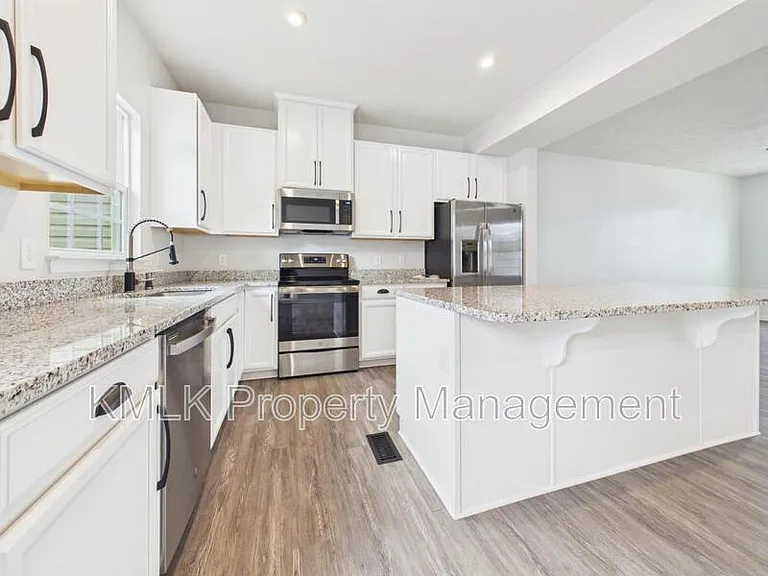 4037 N Steels Cir — Photo 17